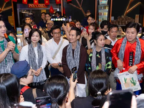 Cinetour “Lật Mặt 8”: Lý Hải và đoàn phim khuấy động rạp miền Tây, khán giả xúc động chia sẻ sau phim