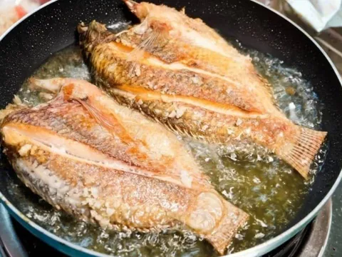 Rán cá giòn tan, da vàng đẹp, không bắn dầu và không dính chảo với bí quyết đơn giản này