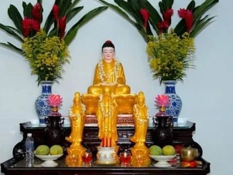 Tại sao nhà giàu thường đặt bình hoa bên trái bàn thờ khi thắp hương? Lý do đằng sau không hề mê tín