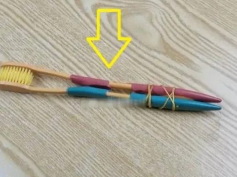 Buộc 2 bàn chải đánh răng cũ lại với nhau, mẹo nhỏ giải quyết gọn vấn đề cả triệu nhà đều gặp