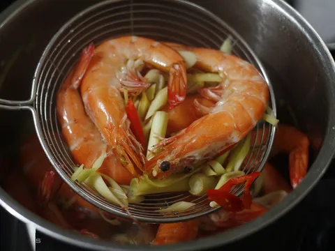 Luộc tôm thả nắm lá này vào, tôm lên màu đỏ au, ngọt lịm, bổ dưỡng gấp 5 lần