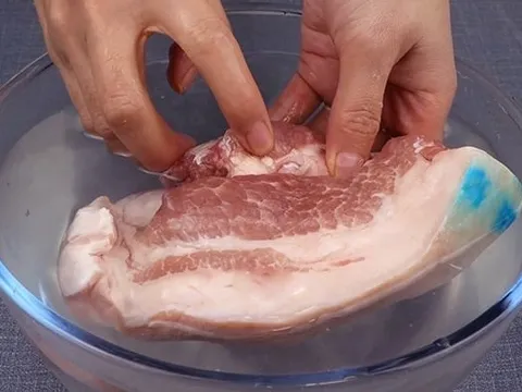 Ngâm thịt vào nước lã vừa lâu vừa nhạt thịt: Đây là cách để thịt rã đông nhanh, bổ dưỡng
