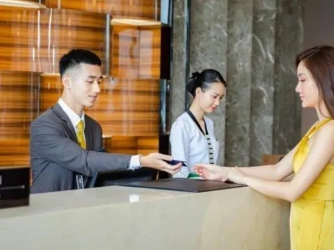 Nhận phòng khách sạn: 3 câu đơn giản giúp bạn nhận ưu đãi bất ngờ từ lễ tân