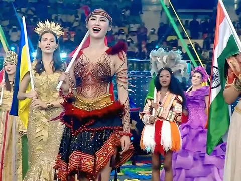 Hoa hậu Ý Nhi tự hào giới thiệu Việt Nam tại khai mạc Miss World