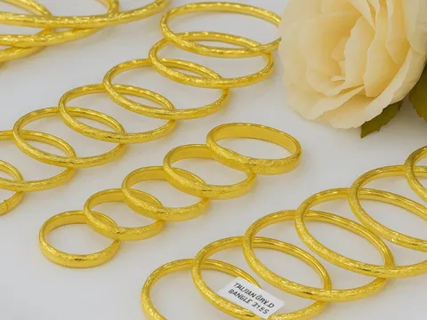 Vàng SJC cán mốc 122 triệu đồng/lượng, chênh thế giới gần 16 triệu: Có gì đang diễn ra?