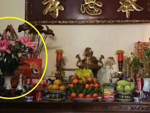 Tại sao người giàu luôn đặt bình hoa bên trái khi thắp hương? Lý do bất ngờ không phải mê tín