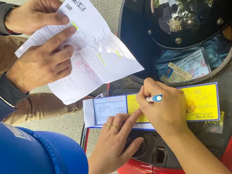 Tháng 6/2025: Người dân đã mua Bảo hiểm xe máy bắt buộc, không làm việc này vẫn bị CSGT xử phạt