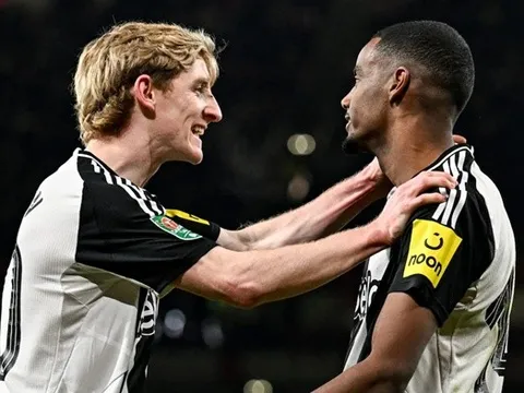 Isak và Gordon xem Arsenal là bước đi ngang thay vì thăng tiến