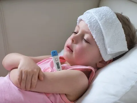 COVID-19 tái bùng phát: Bác sĩ cảnh báo nếu trẻ nhỏ có dấu hiệu này cần đi khám ngay chớ chần chừ
