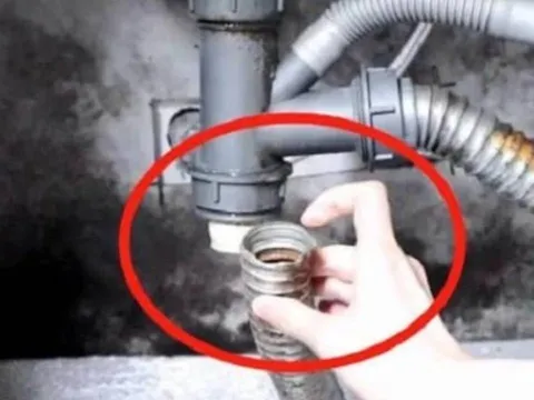 Đường ống tắc cứng? Mẹo xử lý siêu đơn giản tại nhà, không cần gọi thợ tốn kém!