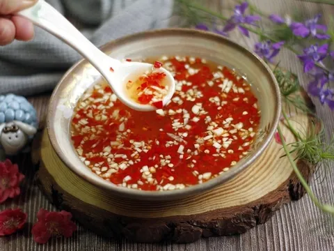 Mẹo pha nước mắm tỏi ớt nổi lên đẹp mắt, chấm gì cũng ngon