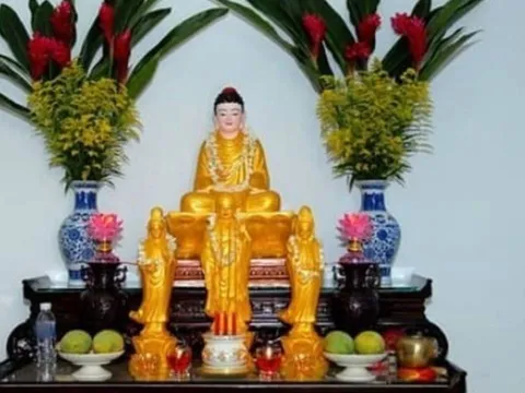 Vì sao nhà giàu luôn đặt bình hoa bên trái bàn thờ khi thắp hương? Bí mật phong thủy không phải mê tín