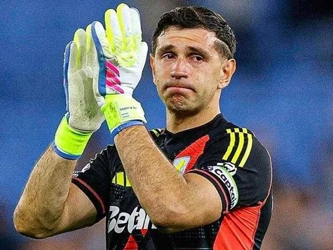 Martinez xúc động, bỏ ngỏ khả năng rời Aston Villa
