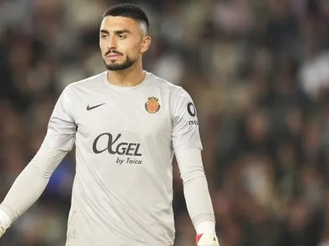 Deco và Hansi Flick bật đèn xanh cho thương vụ Leo Roman tại Barca
