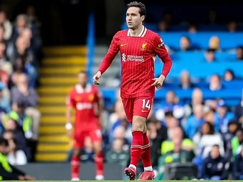 Chiesa có tương lai ở Liverpool, Slot yêu cầu chứng minh trong hè