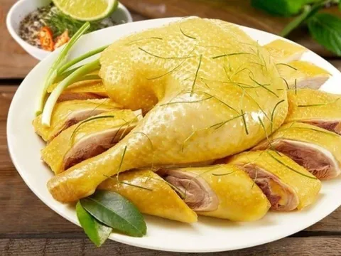 Thịt gà luộc nước lã tanh, đỏ không thơm? Thử ngay cách luộc gà vàng da, ngọt thịt chuẩn nhà hàng!