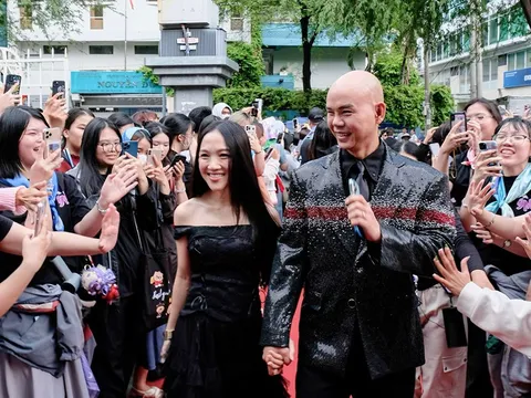 Anh Tài Phan Đinh Tùng sánh đôi cùng bà xã tái xuất sau phẫu thuật tai tại buổi ra mắt phim tài liệu "Mưa Lửa"