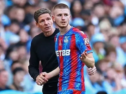 Wharton ngồi ngoài lễ mừng FA Cup sau khi bị De Bruyne sút trúng đầu