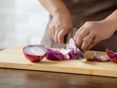 9 mẹo thái hành không cay mắt