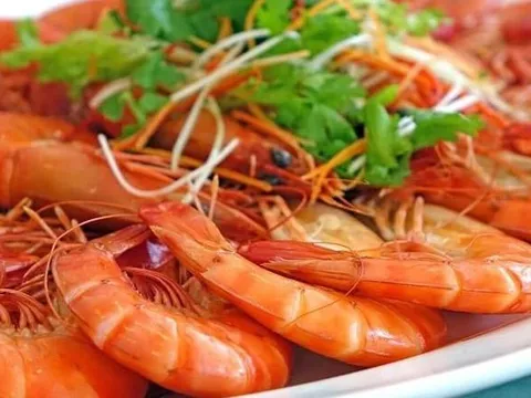 Luộc tôm ngon chuẩn: Thả ngay nắm lá này, tôm đỏ au, ngọt thịt không thể chối từ!