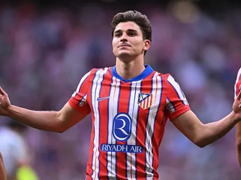 Alvarez lập cú đúp, Atletico thắng đậm Betis để cán đích ở top 3