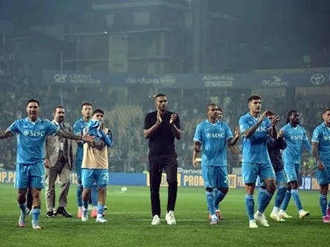 VAR bẻ còi khiến Napoli mất penalty, cuộc đua vô địch nín thở phút chót