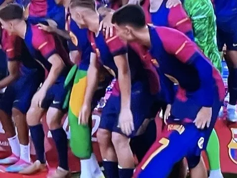 Pedri tri ân Torres trong ngày Barcelona nâng cúp