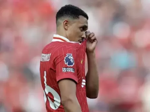CĐV Liverpool phát hiện động thái "cực phũ" của CLB với vật phẩm của Alexander-Arnold
