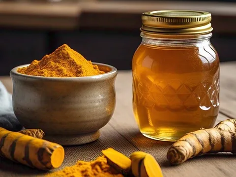 Nghệ mật ong rất tốt nhưng bác sĩ khuyến cáo có 6 nhóm người không nên dùng