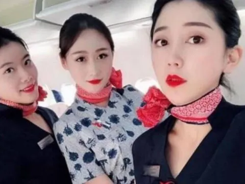 Vì sao tiếp viên hàng không chỉ mặc váy, không bao giờ mặc quần? Sự thật bất ngờ