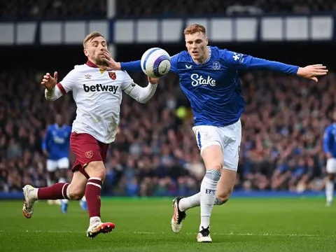 Chelsea theo dõi sát sao trung vệ cao 1m96 Jarrad Branthwaite