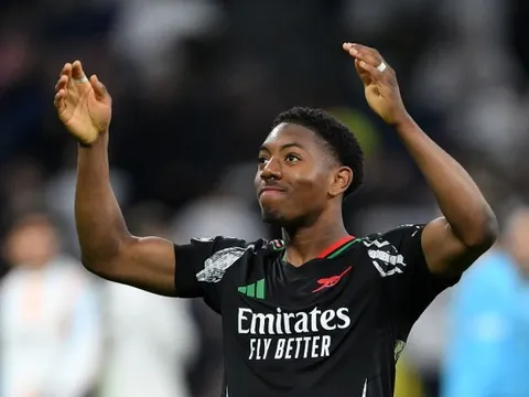 Lewis-Skelly gây bất ngờ khi được Neville và Carragher vinh danh