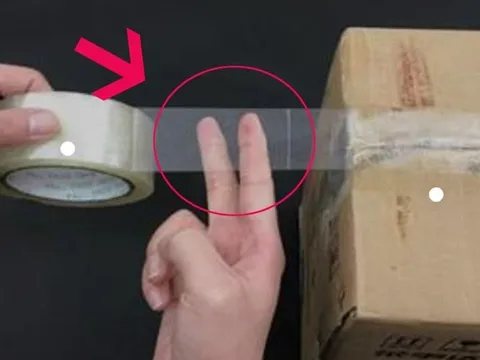 Cắt băng dính với 2 ngón tay nhanh gọn, đơn giản, gói hàng không cần dùng kéo