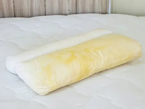 Không cần thuốc tẩy: 3 nguyên liệu nhà bếp giúp đánh bay vết ố vàng trên gối chỉ sau 1 lần giặt