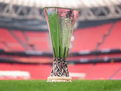 Bạo loạn nổ ra giữa CĐV MU và Tottenham trước chung kết Europa League