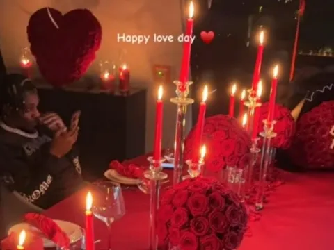 Jeremie Frimpong gây sốt với cử chỉ lãng mạn cùng bạn gái