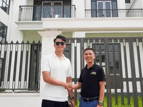 Thành Chung tươi rói bên căn biệt thự mới 3 tầng ở Hà Nội