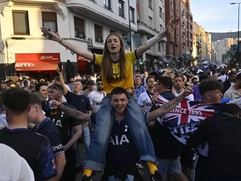 Bilbao nhộn nhịp với đại tiệc bóng đá của fan Man Utd và Tottenham
