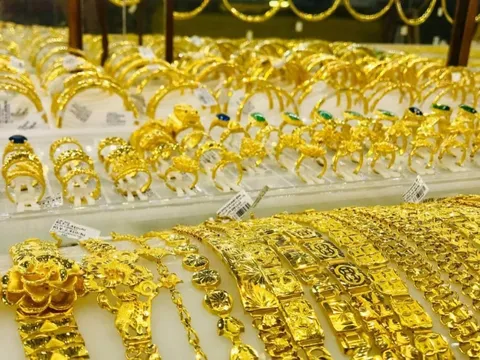 Giá vàng nhẫn đồng loạt giảm, chênh lệch với vàng thế giới lên đến 15 triệu đồng: Nên mua hay chờ?