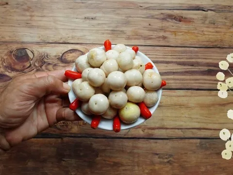 Mách bạn 6 lưu ý đảm bảo cà pháo muối trắng giòn, không khú váng thâm nhũn