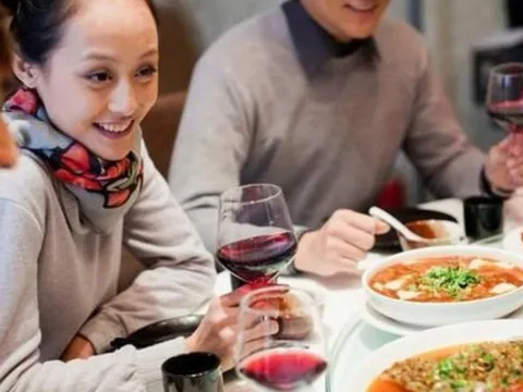 Mời người đi ăn nhớ 4 điều tuyệt đối không nên làm: Dù thân đến mấy cũng dễ mất mặt nếu quên