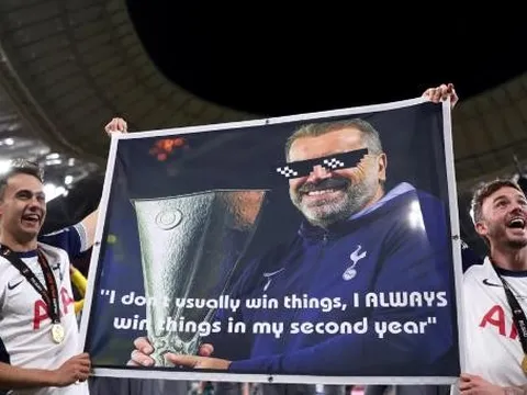 Spurs vô địch, cầu thủ giương biểu ngữ tri ân Postecoglou