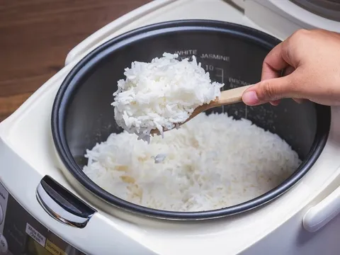 Cho 1 thứ này vào khi nấu cơm sẽ giúp cơm thơm ngon, không lo bị thiu