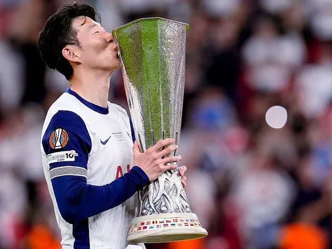 Son Heung-min gặp sự cố khi ăn mừng chức vô địch Europa League