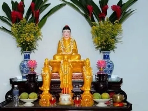 Khi thắp hương, nhà giàu thường đặt bình hoa bên trái bàn thờ – Bí quyết thông minh ai cũng nên biết