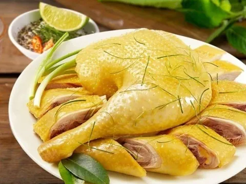 Thịt gà luộc nước lã bị tanh, đỏ không thơm? Mách bạn cách luộc gà vàng da, ngọt thịt chuẩn nhà hàng!