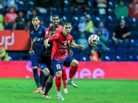 Phàn nàn trọng tài, Quang Hải bị CĐV Thái Lan công kích