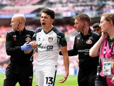 Đội trưởng Sunderland rời sân trong nước mắt, trở lại ăn mừng phút cuối
