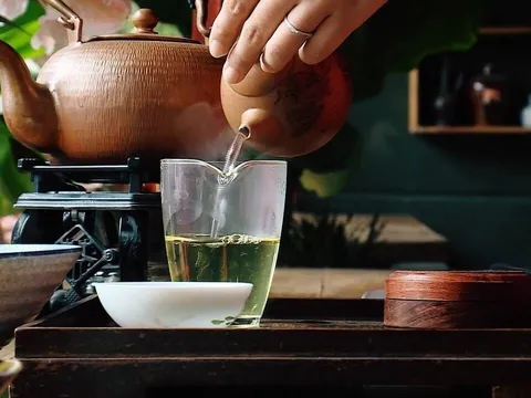 Tại sao không nên dùng nước sôi 100 độ pha trà xanh?