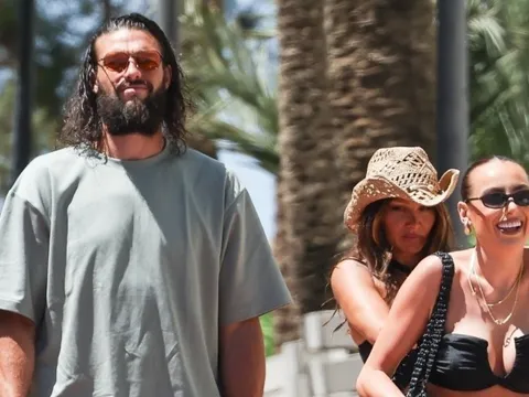 Andy Carroll xõa tóc phong trần, tay trong tay với bạn gái ở Ibiza
